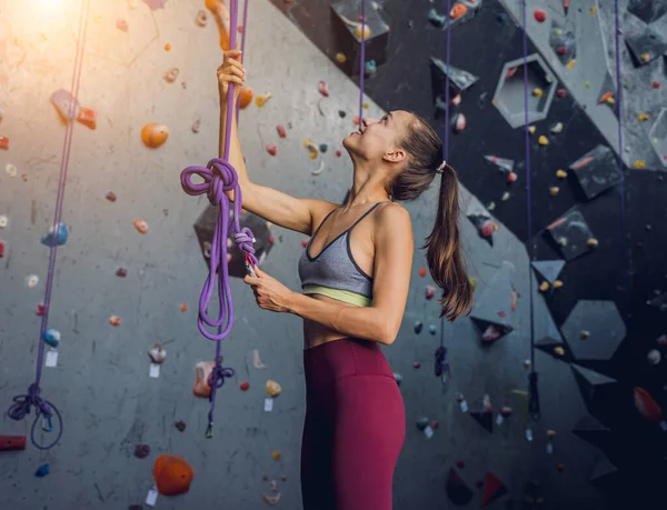 Сильная Альпинистка Искусственной Стены Красочными Захватами Веревками — стоковое фото
