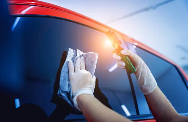 Carro Detalhando Trabalhador Limpeza Polimento Carro Com Pano Microfibra Vácuo — Fotografia de Stock