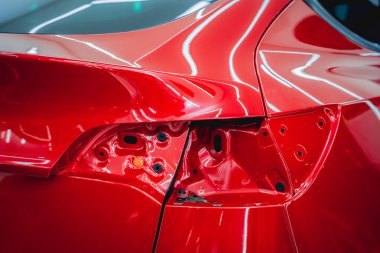 Araba servisinin garajında parçalanmış bir arabanın yedek parçalarını değiştirmek..