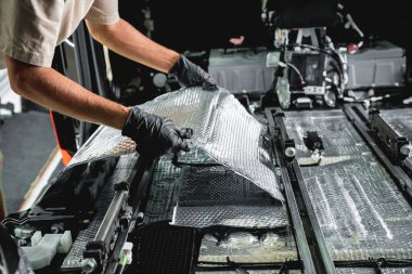 Tunning servis çalışanı arabanın içine ses yalıtımı malzemesi yükle.