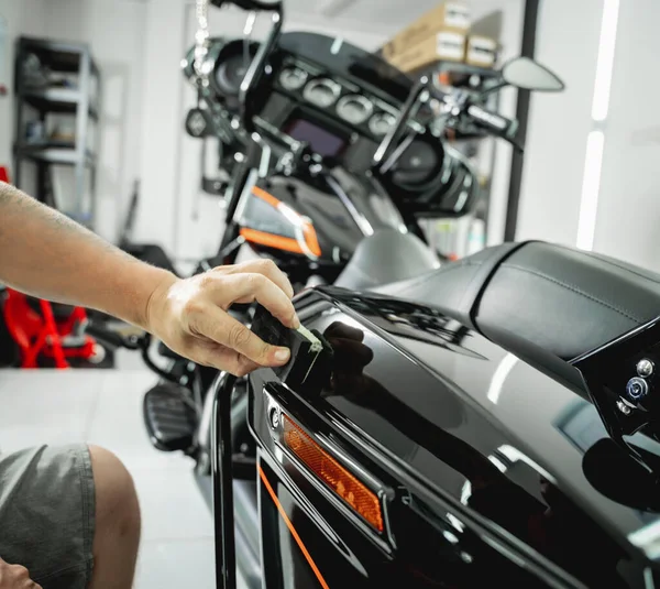 Proceso Nano Recubrimiento Motocicleta Aplicando Esponja Fibra Blanda —  Fotos de Stock