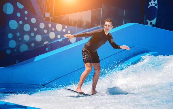 Młody Człowiek Surfujący Symulatorze Fali Parku Rozrywki Wodnej — Zdjęcie stockowe