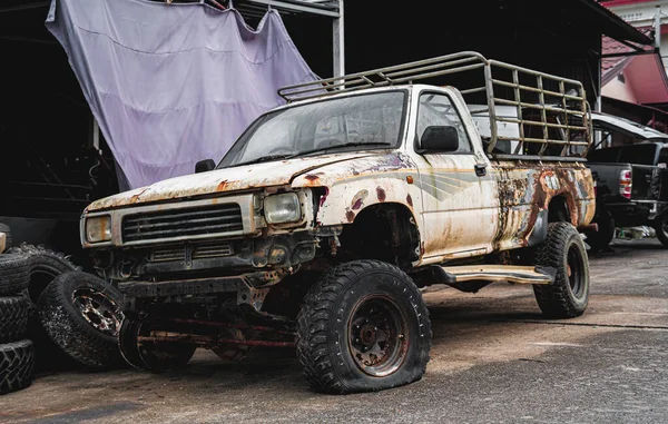 Rusty Elhagyott Egy Autót Egy Nagy Roncstelepen — Stock Fotó