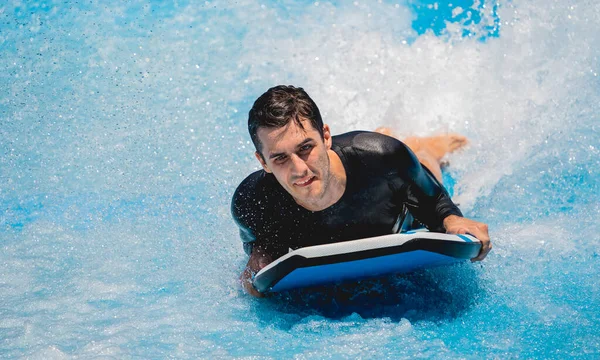 Parkında Dalga Simülatöründe Sörf Yapan Genç Bir Adam — Stok fotoğraf