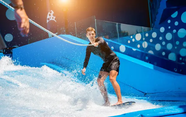 Młody Człowiek Surfujący Trenerem Symulatorze Fali Parku Rozrywki Wodnej — Zdjęcie stockowe