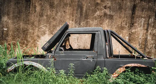 Rusty Abandonado Carro Grande Carro Scrapyard — Fotografia de Stock