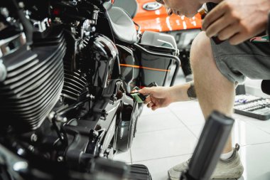 Nano kaplama motosiklet işlemi yumuşak fiber sünger uyguluyor..