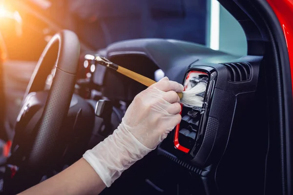 Jovem Limpando Interior Carro Usando Pincel Especial Com Espuma — Fotografia de Stock
