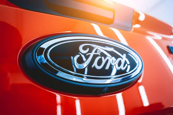 Bangkok Thailand Eylül 2023 Kırmızı Arabanın Üzerinde Ford Logosu — Stok fotoğraf