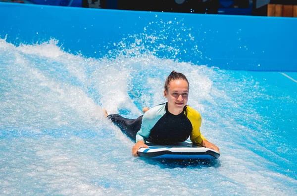 Beautiful Young Woman Surfing Wave Simulator Water Amusement Park — Stock Photo, Image
