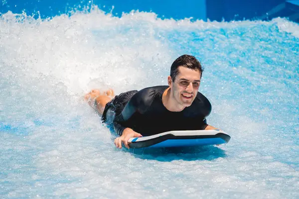 Parkında Dalga Simülatöründe Sörf Yapan Genç Bir Adam — Stok fotoğraf