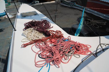 Motorlu yat kuru rıhtımda onarım ve hizmet için demirlendi.