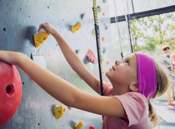 Een Sterke Babyklimmer Beklimt Een Kunstmatige Muur Met Kleurrijke Handgrepen — Stockfoto