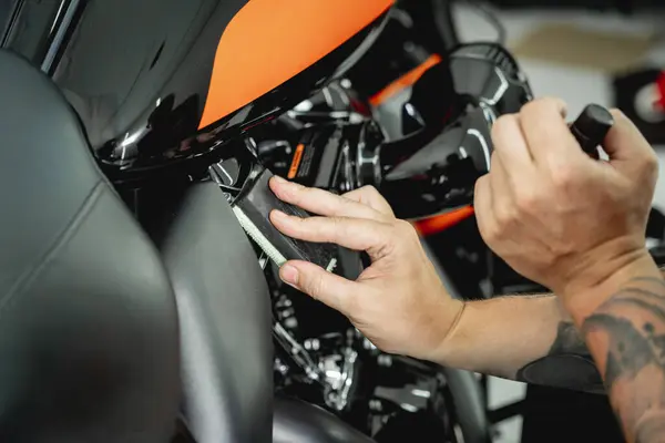 Proceso Nano Recubrimiento Motocicleta Aplicando Esponja Fibra Blanda —  Fotos de Stock