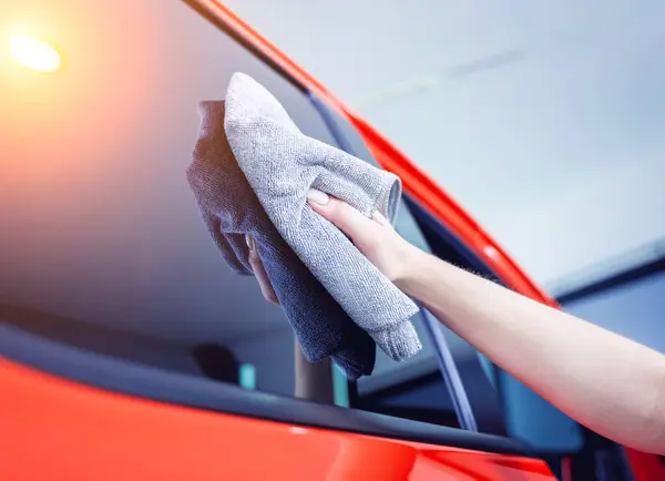 Carro Detalhando Trabalhador Limpeza Polimento Carro Com Pano Microfibra Vácuo — Fotografia de Stock