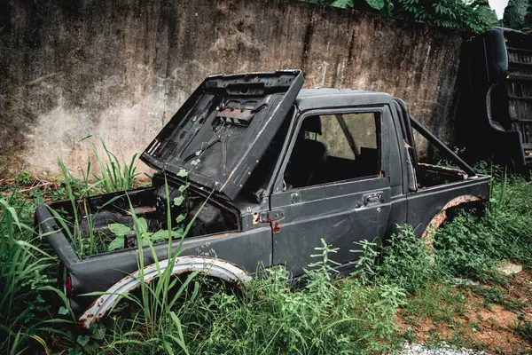 Rusty Abandonado Carro Grande Carro Scrapyard — Fotografia de Stock