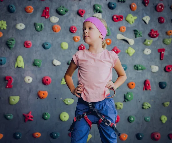 Ein Starker Baby Kletterer Posiert Künstlicher Wand Für Fotografen — Stockfoto