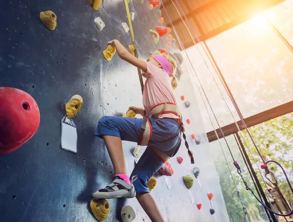 Strong Baby Climber Climbs Artificial Wall Colorful Grips Ropes — Stock Photo, Image
