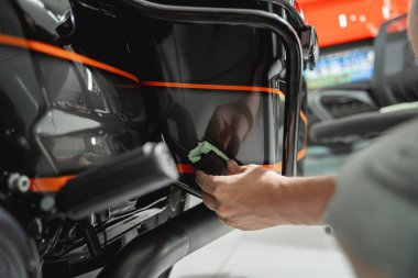 Nano kaplama motosiklet işlemi yumuşak fiber sünger uyguluyor..