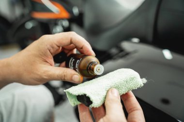 Nano kaplama motosiklet işlemi yumuşak fiber sünger uyguluyor..