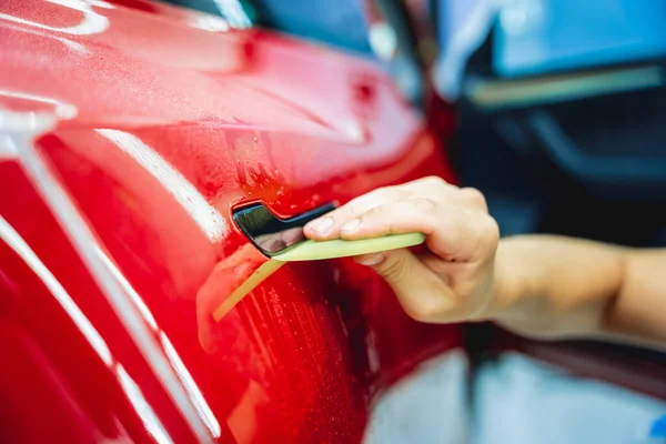 Processus Installation Film Protection Sur Nouvelle Voiture Rouge — Photo