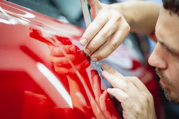 Процесс Установки Защитной Пленки Новый Красный Автомобиль — стоковое фото