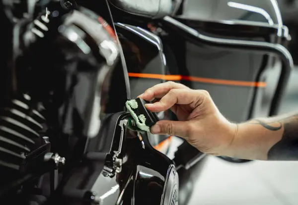 Processen För Nano Beläggning Motorcykel Tillämpa Mjuk Fiber Svamp — Stockfoto