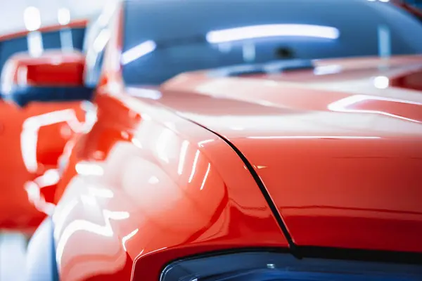 Detaillierung Des Sauberen Und Glänzend Polierten Roten Autos — Stockfoto
