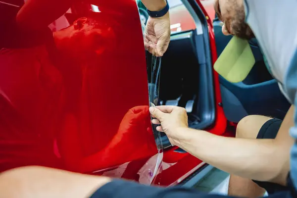 Proces Instalowania Folii Ochronnej Nowym Czerwonym Samochodzie — Zdjęcie stockowe