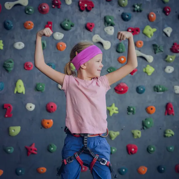 Ein Starker Baby Kletterer Posiert Künstlicher Wand Für Fotografen — Stockfoto