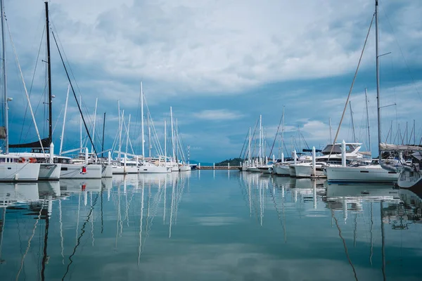 Birçok beyaz modern yatlar marinaya demirlemişti.