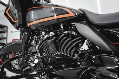 Nano kaplama motosiklet işlemi yumuşak fiber sünger uyguluyor..