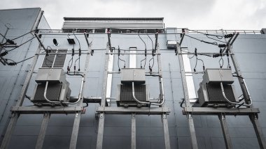 Bina duvarında elektrik ve dağıtım sistemi