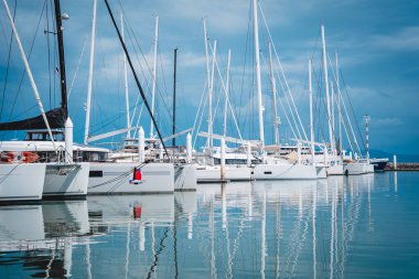 Birçok beyaz modern yatlar marinaya demirlemişti.