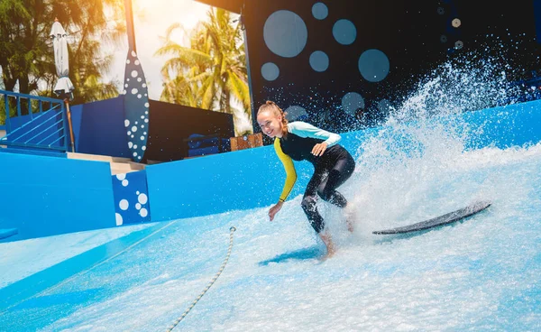 Piękna Młoda Kobieta Surfująca Symulatorze Fali Parku Rozrywki Wodnej — Zdjęcie stockowe