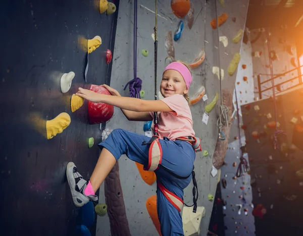 Ein Kräftiger Baby Kletterer Klettert Mit Bunten Griffen Und Seilen — Stockfoto