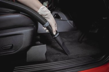 Araba temizleme işçisi mikrofiber bez ve süpürge ile araba temizleme ve cilalama