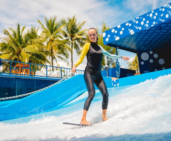Bella Giovane Donna Che Surf Simulatore Onda Parco Divertimenti Acquatico — Foto Stock
