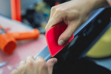 Bir arabanın detaylarına koruyucu film yükleme işlemi