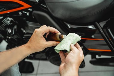 Nano kaplama motosiklet işlemi yumuşak fiber sünger uyguluyor..