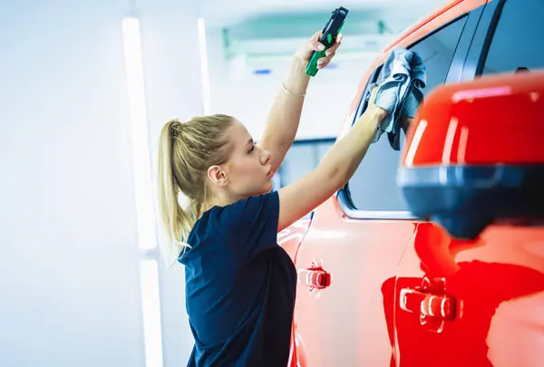 Car Detailing Worker Cleaning Polishing Car Microfiber Cloth Vacuum — Stock Photo, Image