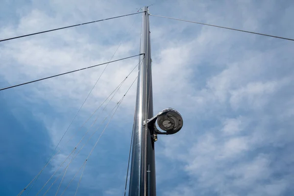 Mast Van Een Zeiljacht Met Een Radar Blauwe Lucht Achtergrond — Stockfoto