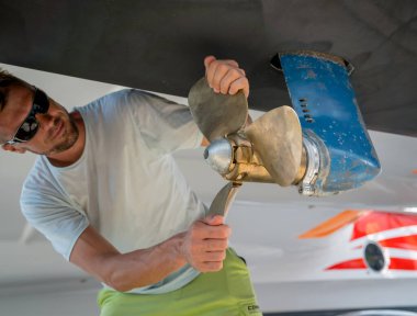 Motorlu yat kuru rıhtımda onarım ve hizmet için demirlendi.