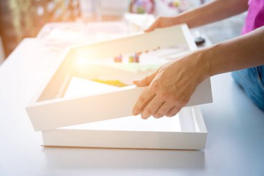 Epoksi reçinenin, doğal taşların ve yosunların sanat dekorunu yapma süreci..