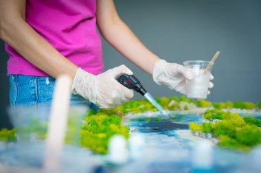 Epoksi reçinenin, doğal taşların ve yosunların sanat dekorunu yapma süreci..