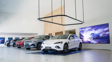 PHUKET, THAILAND 20 ARALIK 2023 Tayland 'daki BYD elektrikli araba galerisi. Hayalini kur..