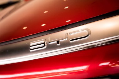 PHUKET, THAILAND... 20 ARALIK 2023: Tayland 'da elektrikli araba galerisi. Hayalini kur..