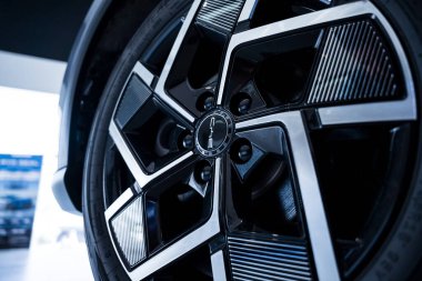 PHUKET, THAILAND 20 ARALIK 2023: BYD Electric araba galerisi logosu olan tekerlekler Tayland 'da. Hayalini kur..