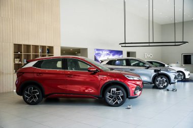 PHUKET, THAILAND 20 ARALIK 2023 Tayland 'daki BYD elektrikli araba galerisi. Hayalini kur..