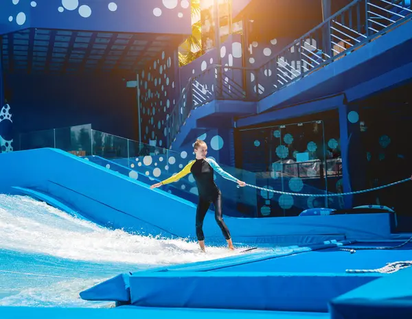 Mulher Bonita Surfando Simulador Onda Parque Diversões Água — Fotografia de Stock